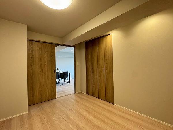 多摩川ハイム2号棟_広やかな洋室の写真1 