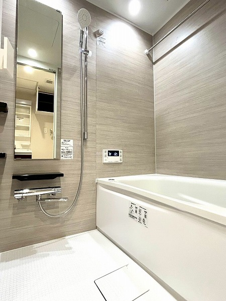 グリーンコート西荻窪_木目調のバスルームの写真