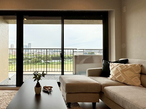 多摩川ハイム2号棟_リビングダイニングの写真2 南西向きの窓からたくさんの太陽の光が入り生活も明るくなりそうです。窓から道路や歩道、他の建物が見えないため、人の目を気にせずカーテンを開けて景色を楽しめそうです。