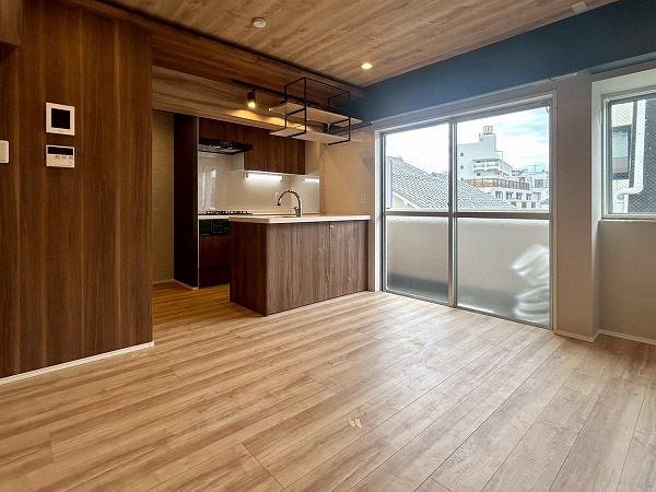 エスカイア高田馬場_ブロウン基調のLDKの写真