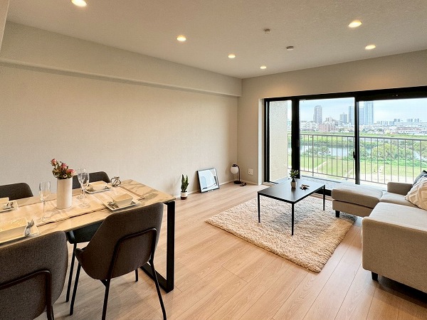 多摩川ハイム2号棟_リビングダイニングの写真 今回ご紹介するお部屋は2025年8月に新規リノベージョンが完了したばかり4LDK。7階部分に位置し、眺望・日当たりが良好です◎
明るいカラーのフローリングで爽やかな印象ですね。約3.8帖の収納スペースや、いくつかの可動棚があったりと収納がたっぷりです☆