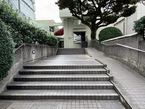 グランドメゾン戸山　エントランスアプローチの階段とスロープ