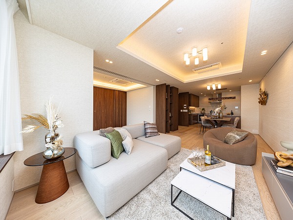 ラ・トゥール千代田_ゆとりあるリビングダイニングキッチンの写真 ご紹介するのは29階に位置する2LDK。専有面積93.70㎡のゆとりある住空間です。新規フルリノベーションが施され、新築同様の美しさを誇ります✧リビングダイニングは17帖超え。南西向きの大きな窓から陽光が差し込み、明るく開放感あふれる空間が広がります。