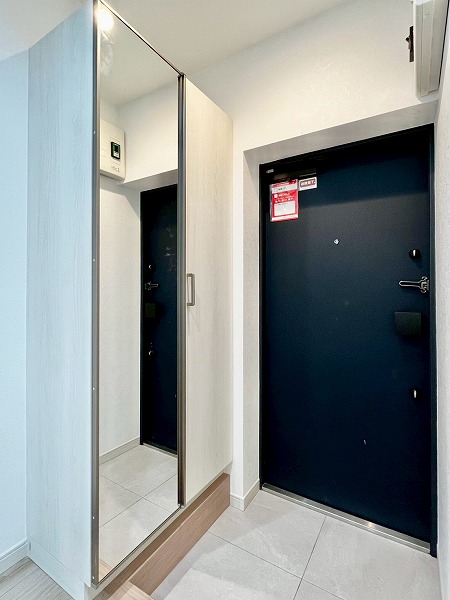 目黒ハイツ_クールな玄関の写真