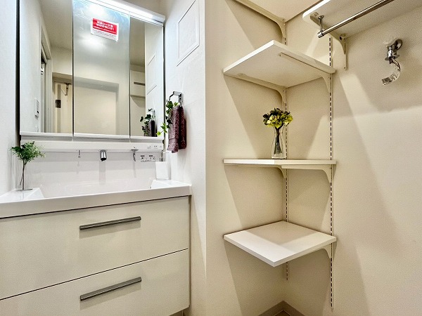 イトーピア上池台マンション_収納が多いパウダールームの写真
