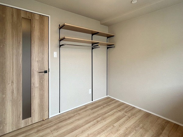 エスカイア高田馬場_収納棚がある洋室の写真