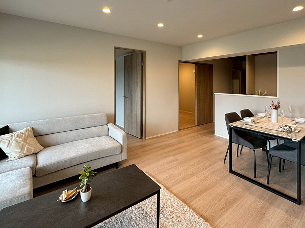 多摩川ハイム2号棟_リビングダイニングの写真1 約15帖の広々としたLDKは家族揃って過ごすのにぴったり。セミオープンのキッチンでお料理をしながら会話を楽しめ、賑やかな空間になりそうですね。LEDのダウンライトは色味や光の強さを変えれて生活のシーンに合わせて活用できそうです。