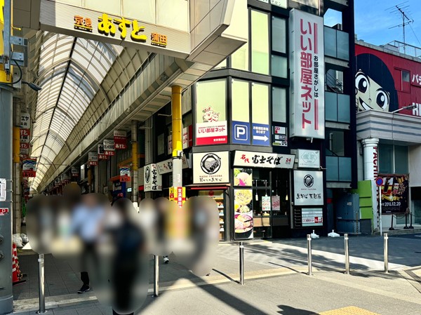 駅前のアーケード街