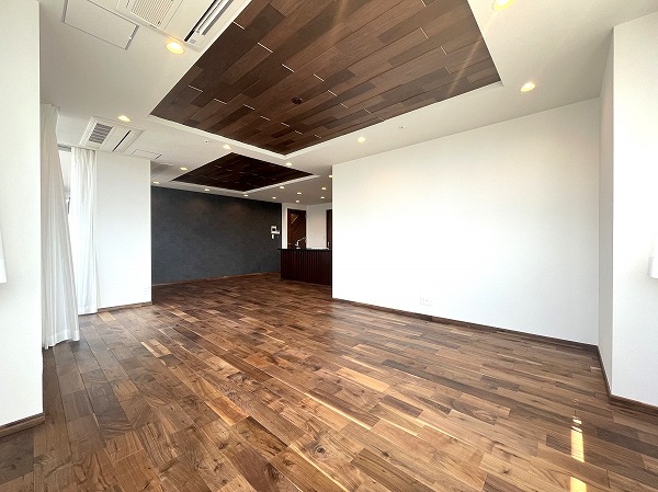 芝パークタワー_ゆとりあるリビングダイニングキッチンの写真 14階に位置する2LDKのお部屋はスケルトンからのフルリノベーションが施され、まるで新築のような美しさ。間取りは2LDKですが、ライフスタイルに合わせて無料で3LDKに変更可能なので、家族構成や暮らし方に柔軟に対応できますよ。