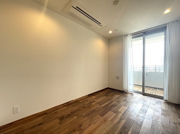 芝パークタワー_ゆとりがある洋室の写真 洋室は約6.0帖と約7.6帖のゆったり空間で、それぞれベッドやデスクを置いても余裕があります。ライフスタイルに合わせて間取りを3LDKに変えれば、さらに約6.2帖の個室が誕生！子ども部屋や書斎、趣味の部屋としても活用でき、家族それぞれの時間を大切にできる設計です♩