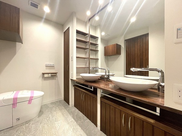 芝パークタワー_広々としたパウダールームの写真 パウダールームはダブルボウル洗面を採用しているため、朝の支度もご家族皆さんでスムーズに。独立トイレに加えてもう1つトイレがあるため、忙しい朝やゲストが来た際も待ち時間が少なく快適です◎