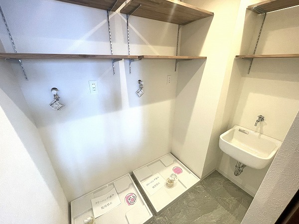 芝パークタワー_上部に収納がある洗濯機置き場の写真 