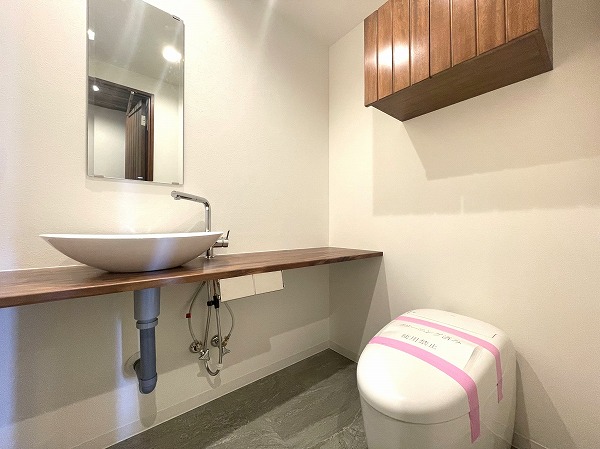 芝パークタワー_手摺が設置されているトイレの写真 独立トイレには、柔らかな曲線のベッセル型手洗い器を採用。木目の温かみが漂うデザインは、シンプルながらも洗練され、空間全体に上質な雰囲気を演出します。ゲストも思わず感嘆するような空間で、毎日の生活にさりげない贅沢を添えてくれますよ。