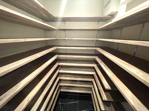 芝パークタワー_シューズインクローゼットの写真 玄関には広々としたシューズインクローゼットを備えており、ご家族皆さんの靴や小物をまとめて収納可能。散らかりがちな玄関もいつもすっきり保てるので、帰宅した瞬間から気持ちよくお過ごしいただけます✧