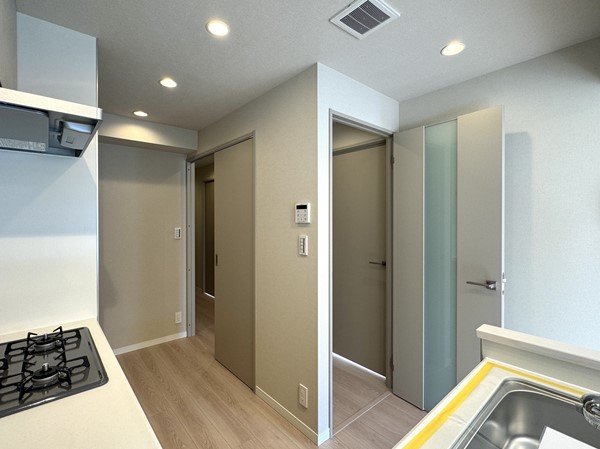 エンゼルハイム大森第7_回廊型の室内ドアの写真