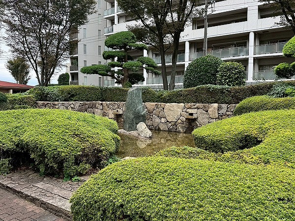 多摩川ハイム2号棟 敷地内 池