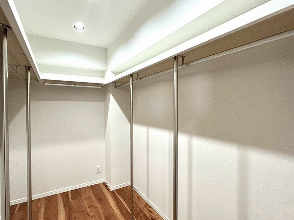 吉祥寺マンション_収納豊富なウォークインクローゼットの写真
