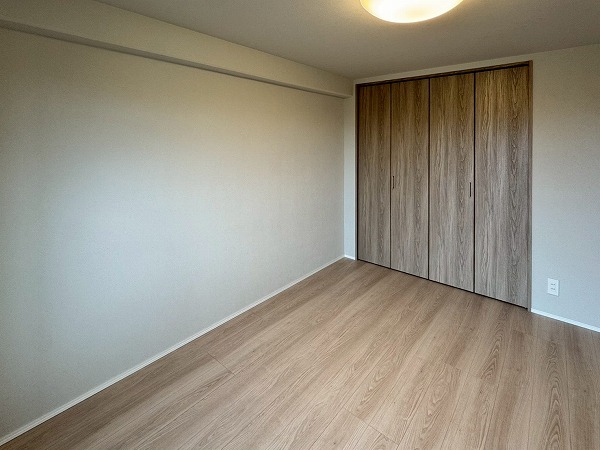 多摩川ハイム2号棟_広やかな洋室の写真2 