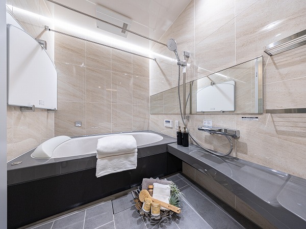 ラ・トゥール千代田_ホテルライクなバスルームの写真 バスルームはLIXIL製「スパージュ」の1620サイズ。ゆったりとした広さで、背の高い方でも足を伸ばしてリラックスした入浴が可能。保温浴槽や追い焚き機能、浴室乾燥機も完備し、快適なバスタイムを実現します♪