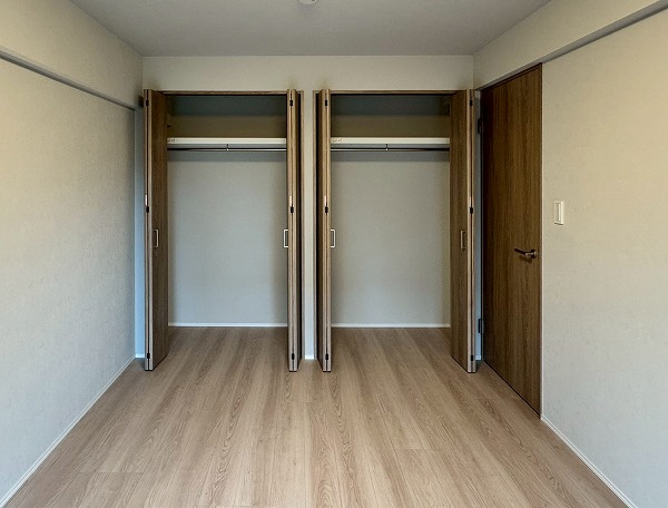 多摩川ハイム2号棟_洋室の写真1 各洋室にクローゼットがあります。お子様が大きくなってもお洋服の収納には困らなそうです。クローゼットが2つある洋室もあり、衣装持ちの方でもしっかりと収納できます。収納スペースがたくさんあるとお片付けも楽々で整った生活が出来そうですね。