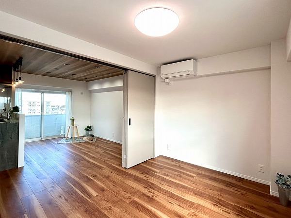 吉祥寺マンション_開放感のある約5.5帖の洋室の写真