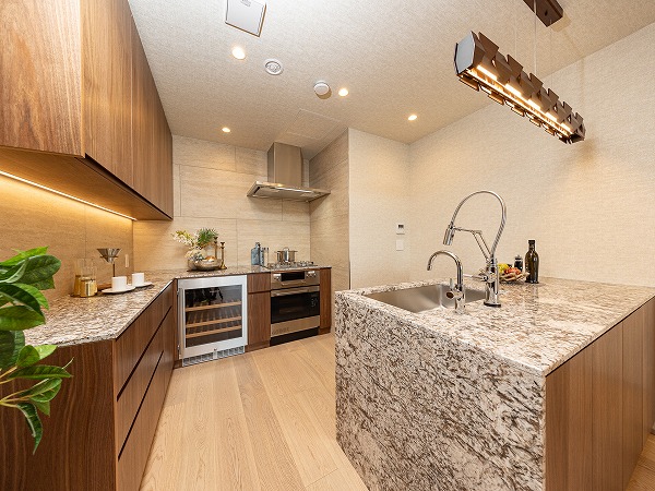 ラ・トゥール千代田_お洒落なキッチンの写真 キッチンは木目と大理石を組み合わせた高級感のあるセパレートタイプ。約5.1帖の広さがあり、浄水器専用水栓・食洗機・3口コンロ・グリルに加え、ワインセラーまで搭載された充実の設備です。背面には大容量のカップボードが備えられており、収納面も安心。