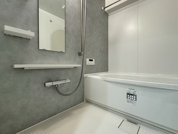 多摩川ハイム2号棟_バスルームの写真 上品なデザインのバスルームは浴室乾燥機付き。天候を気にせずお洗濯ができますね。ゆとりのあるバスタブで小さなお子様との入浴も楽々出来そうでした。追焚き機能もあり、最後にご利用される方まで温かい湯船に浸かることができます。