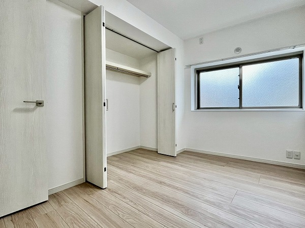 目黒ハイツ_大容量の収納のある洋室の写真