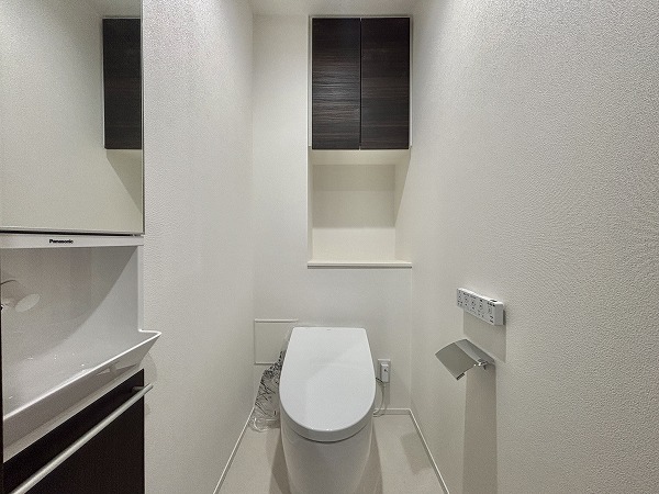 ザ・ガーデンテラス目黒_モノトーンでまとめられたトイレの写真1