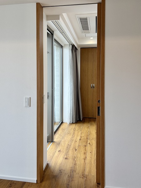 パークハウス赤坂氷川_洋室間ドアの写真