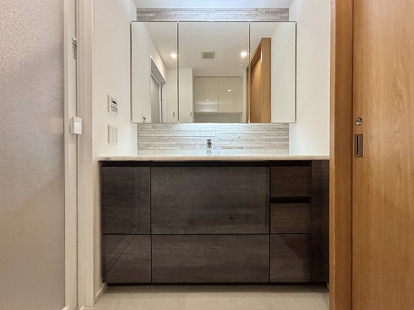 パークハウス赤坂氷川_大きな洗面化粧台の写真