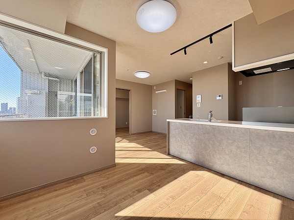 アジールコフレ三軒茶屋_日が当たるリビングダイニングの写真