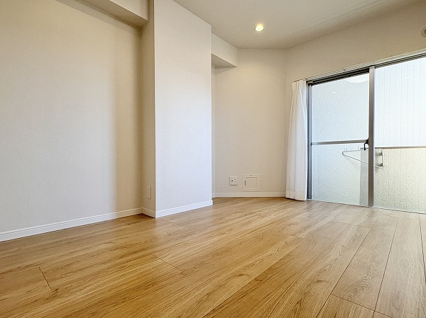 ドミール烏山_木目のフローリングが映える洋室の写真