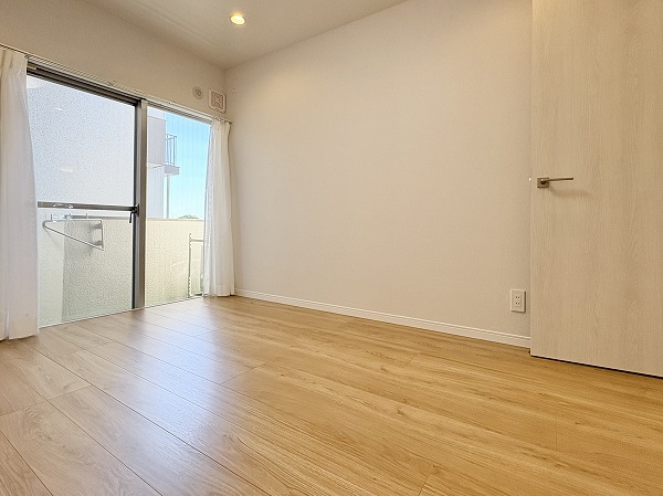 ドミール烏山_陽光たっぷりの洋室の写真