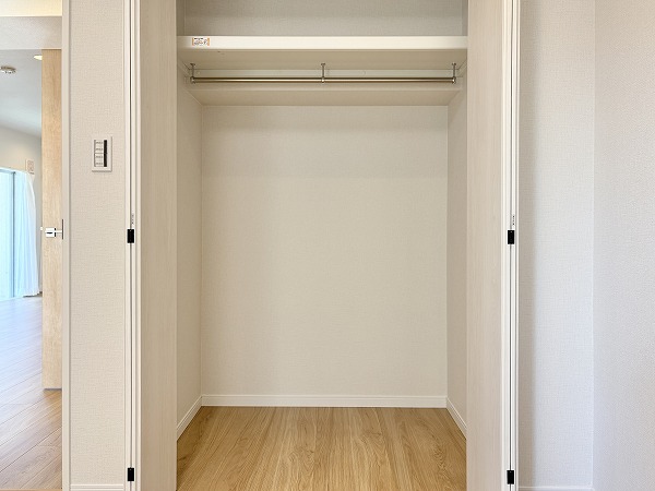 ドミール烏山_洋室のクローゼットの写真