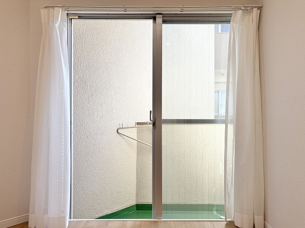 ドミール烏山_洋室の窓の写真