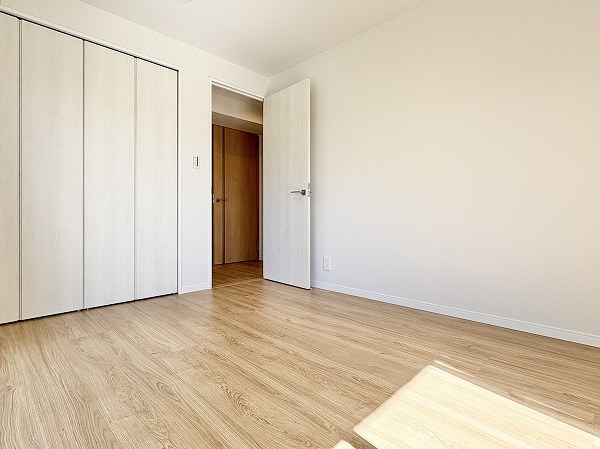 ドミール烏山_明るい洋室の写真