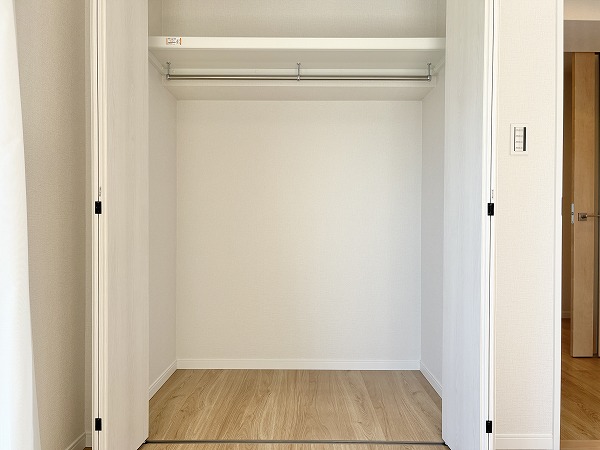 ドミール烏山_洋室のクローゼットの写真1