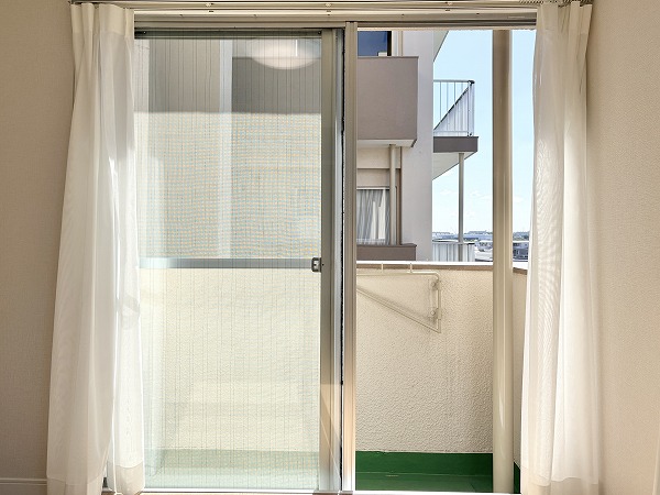 ドミール烏山_洋室の窓の写真1