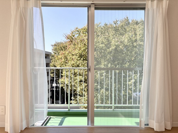 ドミール烏山_メインルームの窓の写真