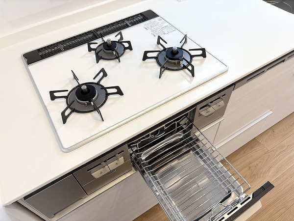 ドミール烏山_グリル付き3口コンロの写真