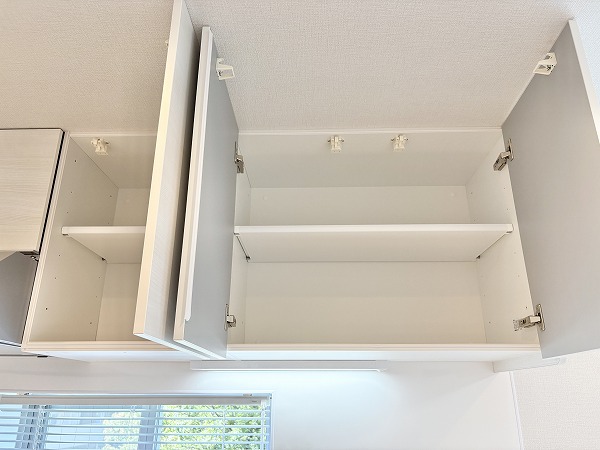 ドミール烏山_キッチン上部の収納の写真