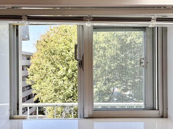 ドミール烏山_キッチンの小窓の写真