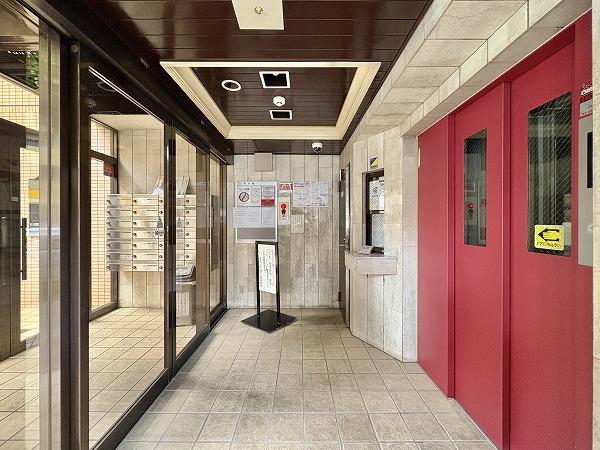 朝日プラザ旗の台　管理人室とエレベーター