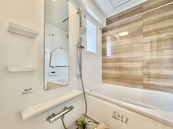 朝日プラザ旗の台_綺麗なバスルームの写真 バスルームも窓付き。さらに浴室乾燥機を完備しているため、湿気・カビ対策は万全ですよ。天候の影響を受けず、好きなタイミングで洗濯を回して干せるのも嬉しいポイントです。