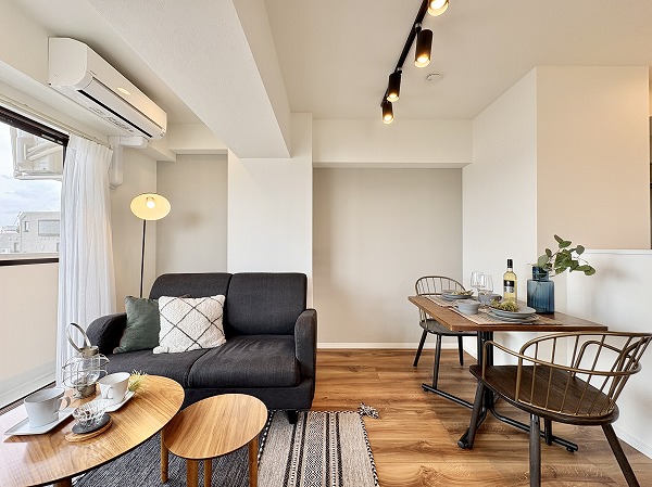 朝日プラザ旗の台_家具設置例の写真 今回内装の新規フルリノベーションが行われました✦白い壁×ナチュラルな木目のフローリングにグレーのアクセントを加え、さりげなくお洒落なデザインに。個性がありながらも老若男女が暮らしやすい、そんな内装に仕上がっています。