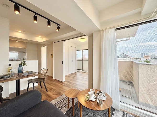 朝日プラザ旗の台_新規リノベーション物件の写真 通気性の良さが魅力的な5階の角住戸。リビングダイニングキッチンと2部屋の洋室が隣接した間取りで、どの居室にいても爽やかな風を感じられます。北×東向きなので、日中カーテンを開けっぱなしにしていてもそれほど眩しくありません。