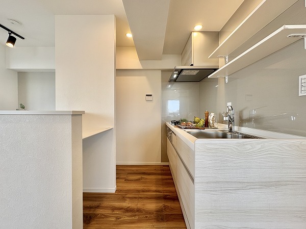 朝日プラザ旗の台_5階2LDKの写真 キッチンはお掃除がしやすい壁付タイプ。ダイニング側にカウンターが付いており、作業スペースもしくは収納として使えます。カウンターの足元が空いているので、こちらにゴミ箱やストック類を置いたりしても良さそうですね。