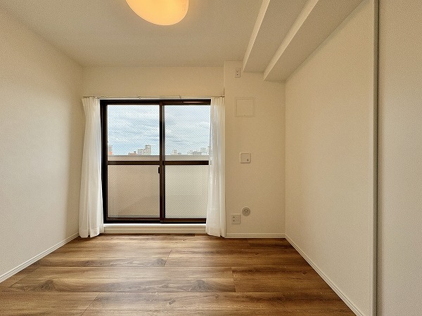 朝日プラザ旗の台_洋室の写真 こちらはおおよそ3.8帖の洋室です。こちらの窓は北向きのため、直射日光はほとんど入りません。本や機械類、衣服などが劣化しづらいので、ワークスペースや収納として使うのにも適しているのではないかと思います。