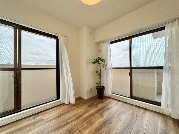 朝日プラザ旗の台_通気性良好な角部屋の写真 約4帖の洋室は大きな窓が2面に付いており、室内でも特に明るく風通しの良い空間です。リビングダイニングとの間にある扉を開けておいて、メインルームの一部として使うことも可能◎
